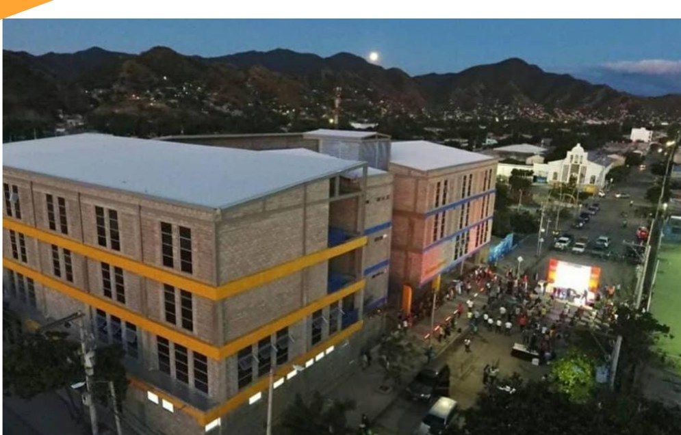 Vista nocturna del I.E.D Jhon F. Kennedy en Santa Marta