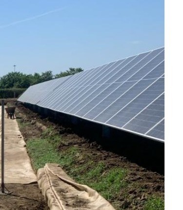 Fila de paneles solares instalados en el parque solar Caimán Cienaguero