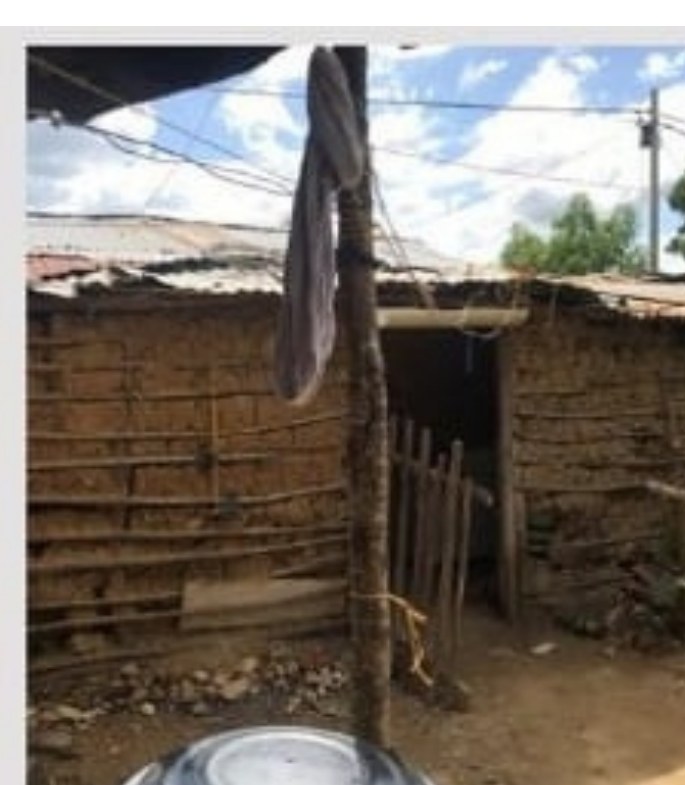 Vivienda antes del mejoramiento, con paredes de bahareque